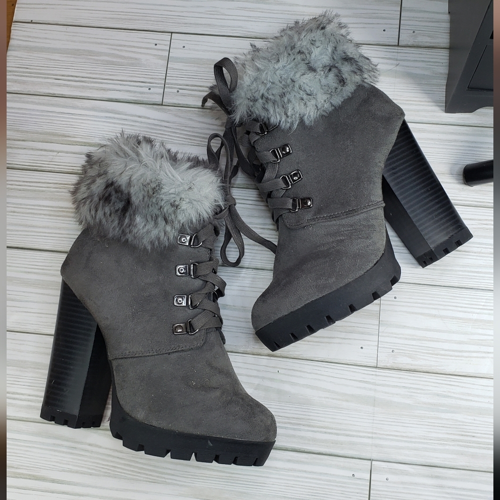 Charlotte Russe faux-suede heeled boots size 6. (Sh)